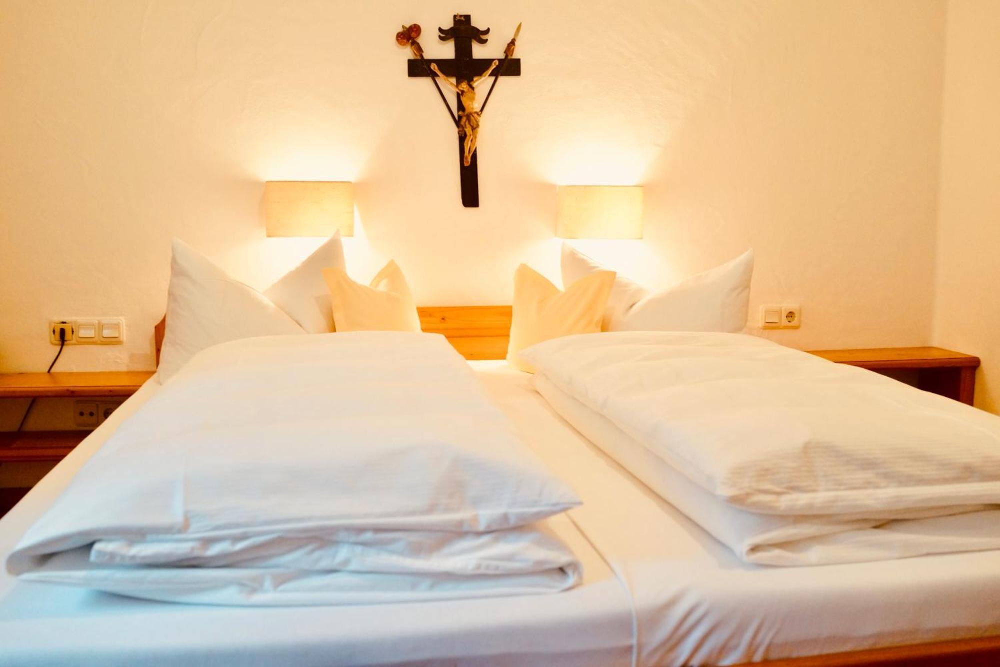 Pilgerhaus Bergen Hotel Neuburg an Der Donau Bagian luar foto